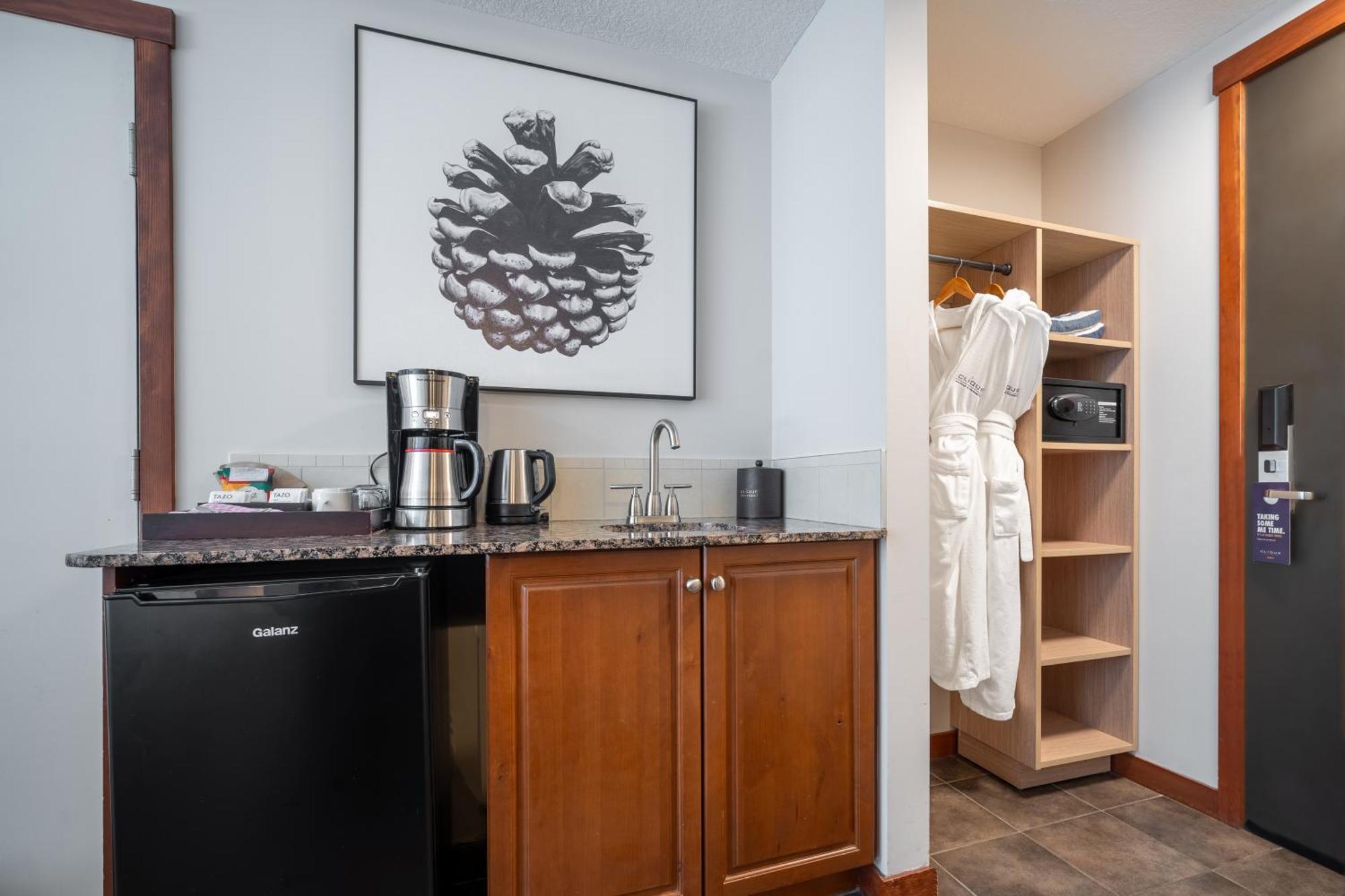 Blackstone Mountain Lodge By Clique Canmore Rum bild